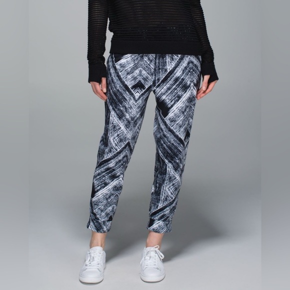 Lululemon Jet Crop Pants *Full On Luon in Heat Wave White and Black - Picture 1 of 13